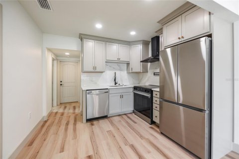 House in Saint Petersburg, Florida 3 bedrooms, 111.48 sq.m. № 2207216 - photo 10