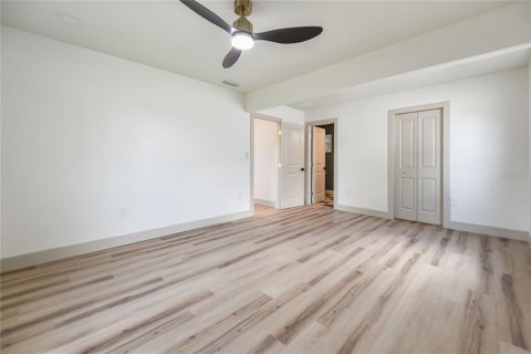House in Saint Petersburg, Florida 3 bedrooms, 111.48 sq.m. № 2207216 - photo 16