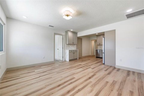 House in Saint Petersburg, Florida 3 bedrooms, 111.48 sq.m. № 2207216 - photo 7