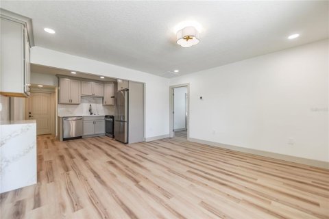 House in Saint Petersburg, Florida 3 bedrooms, 111.48 sq.m. № 2207216 - photo 4