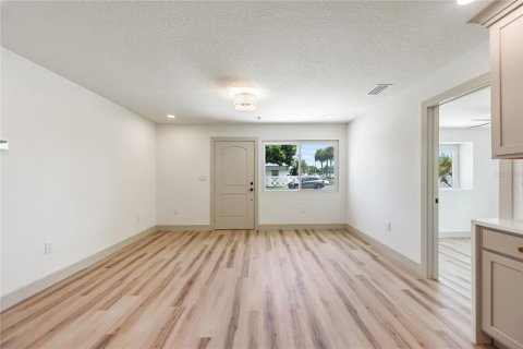 House in Saint Petersburg, Florida 3 bedrooms, 111.48 sq.m. № 2207216 - photo 5