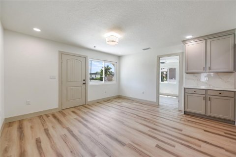 House in Saint Petersburg, Florida 3 bedrooms, 111.48 sq.m. № 2207216 - photo 6