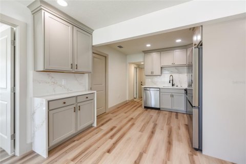House in Saint Petersburg, Florida 3 bedrooms, 111.48 sq.m. № 2207216 - photo 8