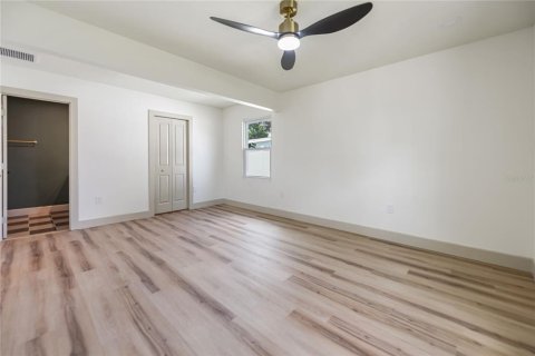 House in Saint Petersburg, Florida 3 bedrooms, 111.48 sq.m. № 2207216 - photo 15