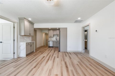 House in Saint Petersburg, Florida 3 bedrooms, 111.48 sq.m. № 2207216 - photo 3