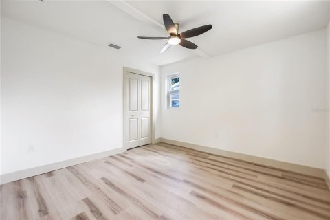 House in Saint Petersburg, Florida 3 bedrooms, 111.48 sq.m. № 2207216 - photo 28