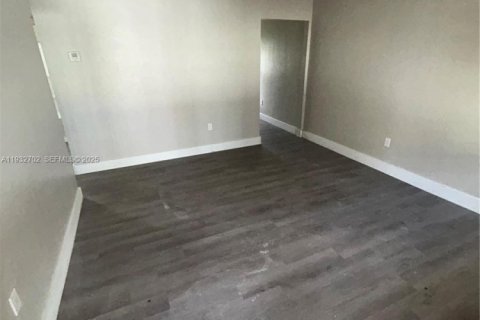 Снять в аренду виллу или дом в Майами, Флорида 2 спальни, 69.68м2, № 1991595 - фото 1