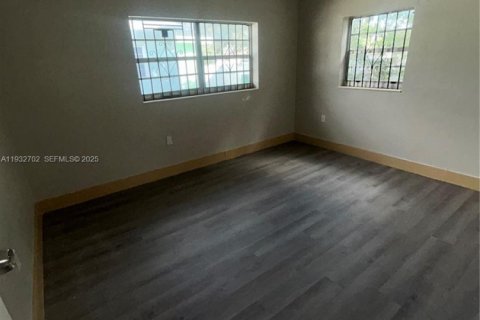 Снять в аренду виллу или дом в Майами, Флорида 2 спальни, 69.68м2, № 1991595 - фото 5