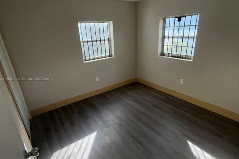 Снять в аренду виллу или дом в Майами, Флорида 2 спальни, 69.68м2, № 1991595 - фото 3