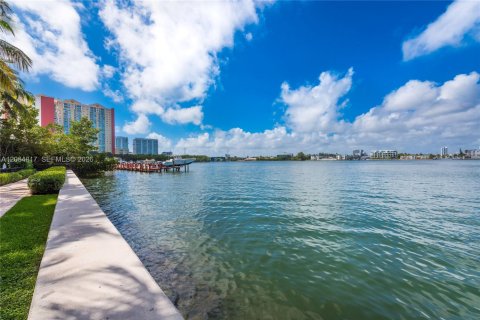 Copropriété à vendre à Sunny Isles Beach, Floride: 2 chambres, 95.13 m2 № 2355498 - photo 30