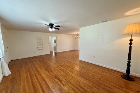 House in DeLand, Florida 2 bedrooms, 111.3 sq.m. № 1914069 - photo 12