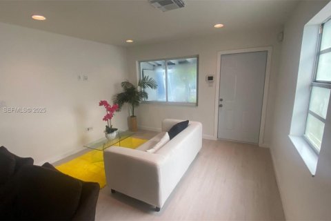 Casa en venta en Hollywood, Florida, 3 dormitorios, 164.44 m2 № 2039767 - foto 2