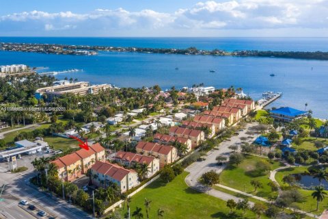 Townhouse in Boynton Beach, Florida 3 bedrooms, 156.91 sq.m. № 2080263
