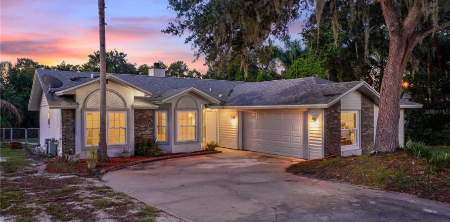 House in Deltona, Florida 3 bedrooms, 130.16 sq.m. № 2219580