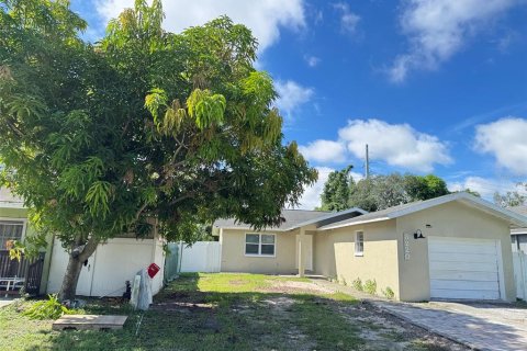 Villa ou maison à Saint Petersburg, Floride 3 chambres, 123.19 m2 № 2354685