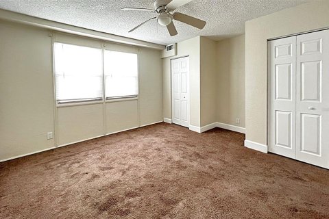 Condo in Saint Petersburg, Florida, 1 bedroom  № 1876834 - photo 11