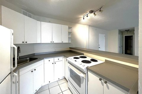 Condo in Saint Petersburg, Florida, 1 bedroom  № 1876834 - photo 6