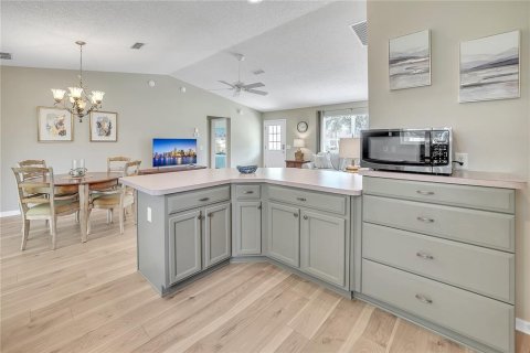 House in The Villages, Florida 2 bedrooms, 106.09 sq.m. № 1677726 - photo 13