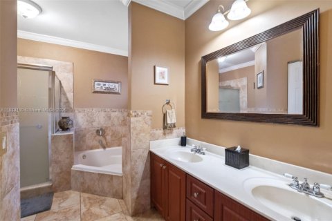 Villa ou maison à vendre à Miami, Floride: 4 chambres, 177.26 m2 № 1832299 - photo 13
