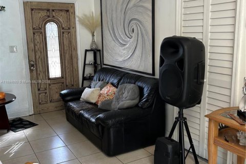 Купить виллу или дом в Майами-Гарденс, Флорида 4 спальни, 94.02м2, № 1978279 - фото 4