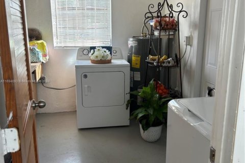 Купить виллу или дом в Майами-Гарденс, Флорида 4 спальни, 94.02м2, № 1978279 - фото 11