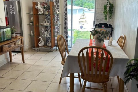 Купить виллу или дом в Майами-Гарденс, Флорида 4 спальни, 94.02м2, № 1978279 - фото 6