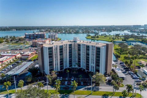 Condo in Treasure Island, Florida, 2 bedrooms  № 2200905