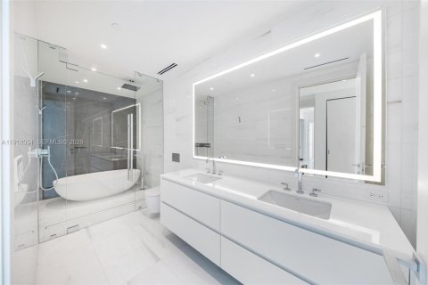 Condo in Miami, Florida, 2 bedrooms № 2248005 - photo 22