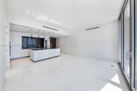 Condo in Miami, Florida, 2 bedrooms № 2248005 - photo 13
