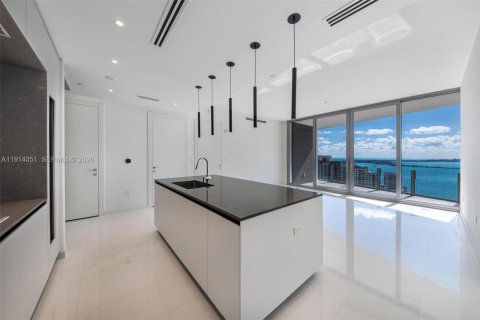 Condo in Miami, Florida, 2 bedrooms № 2248005 - photo 2