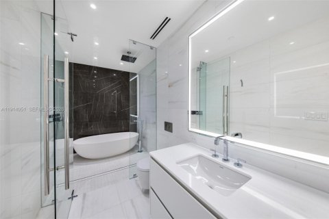 Condo in Miami, Florida, 2 bedrooms № 2248005 - photo 24