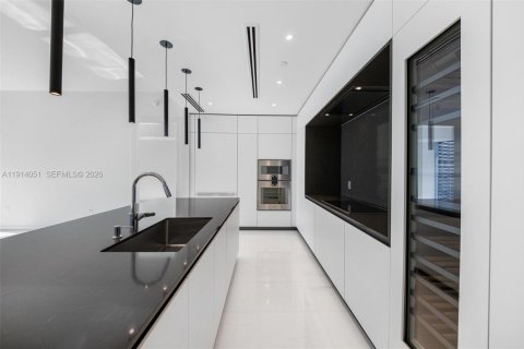 Condo in Miami, Florida, 2 bedrooms № 2248005 - photo 11