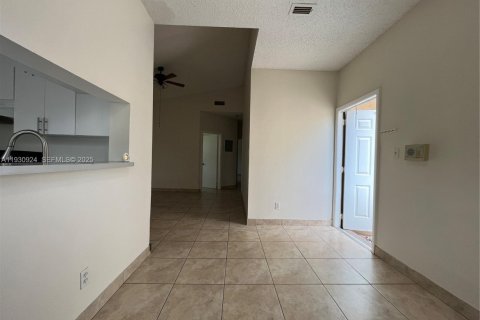 Снять в аренду кондоминиум в Дирфилд-Бич, Флорида 3 спальни, 90.49м2, № 1989715 - фото 3