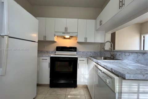 Снять в аренду кондоминиум в Дирфилд-Бич, Флорида 3 спальни, 90.49м2, № 1989715 - фото 1