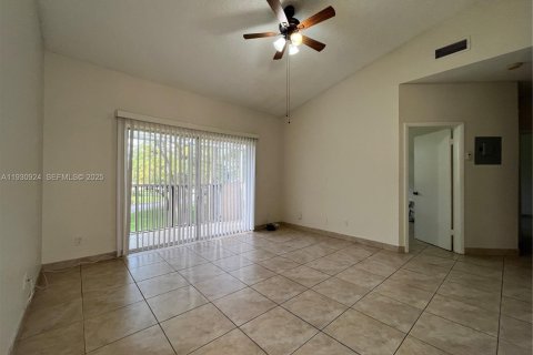 Снять в аренду кондоминиум в Дирфилд-Бич, Флорида 3 спальни, 90.49м2, № 1989715 - фото 2