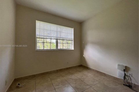 Снять в аренду кондоминиум в Дирфилд-Бич, Флорида 3 спальни, 90.49м2, № 1989715 - фото 4