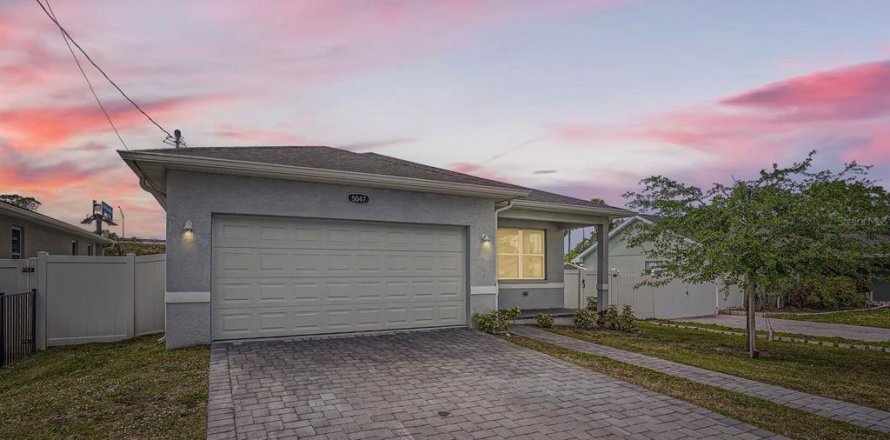 Villa ou maison à Saint Petersburg, Floride 3 chambres, 163.42 m2 № 1810836