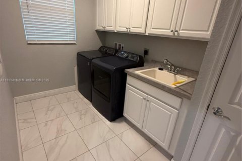 House in Port St. Lucie, Florida 6 bedrooms, 337.05 sq.m. № 1944960 - photo 19