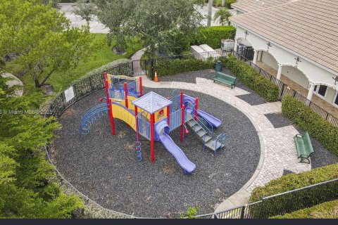 House in Port St. Lucie, Florida 6 bedrooms, 337.05 sq.m. № 1944960 - photo 25