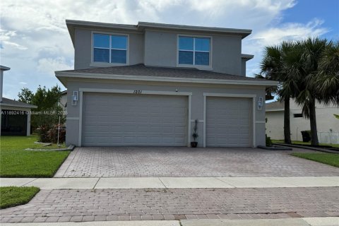 House in Port St. Lucie, Florida 6 bedrooms, 337.05 sq.m. № 1944960 - photo 1