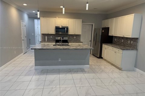 House in Port St. Lucie, Florida 6 bedrooms, 337.05 sq.m. № 1944960 - photo 8