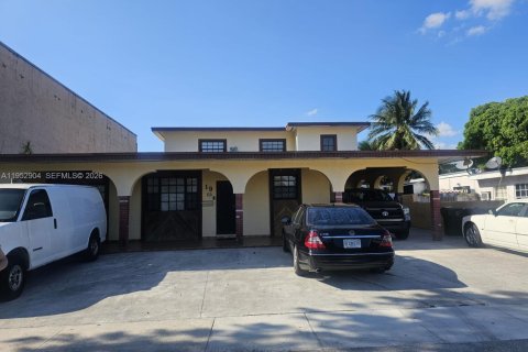 House in Hialeah, Florida 4 bedrooms, 268.95 sq.m. № 2008497