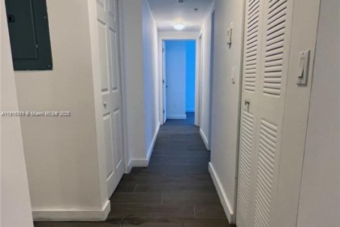 Condo in Miami Beach, Florida, 2 bedrooms  № 1972012 - photo 4