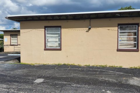 Propiedad comercial en venta en Palm Springs, Florida № 2053924 - foto 11