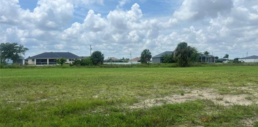 Land in Cape Coral, Florida № 1318530