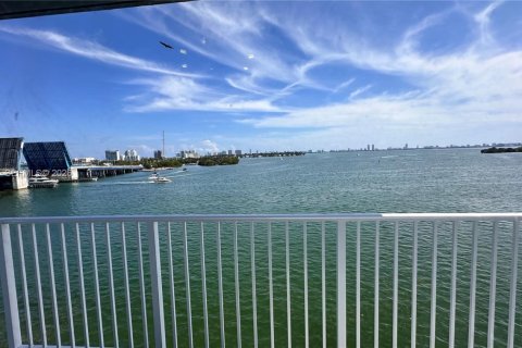 Condo in Miami, Florida, 2 bedrooms  № 1987739 - photo 19