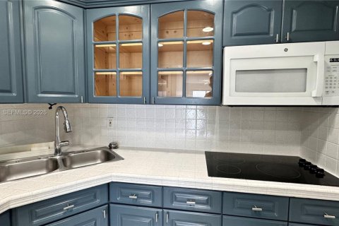 Condo in Miami, Florida, 2 bedrooms  № 1987739 - photo 17