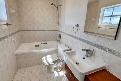 Condo in Miami, Florida, 2 bedrooms  № 1987739 - photo 22