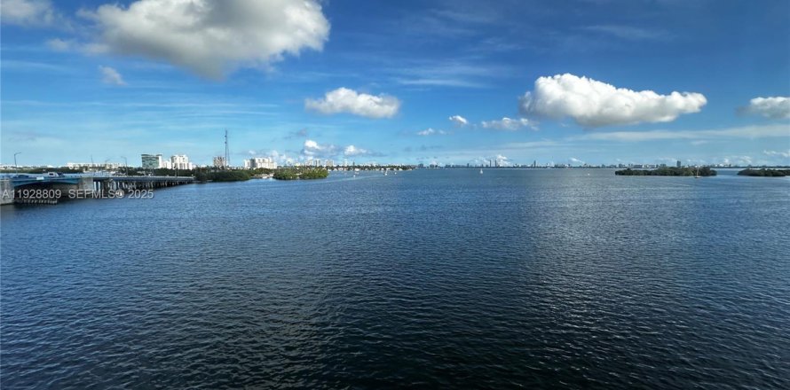 Кондоминиум с 2 спальнями в Майами, Флорида № 1987739