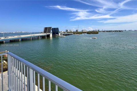 Condo in Miami, Florida, 2 bedrooms  № 1987739 - photo 18